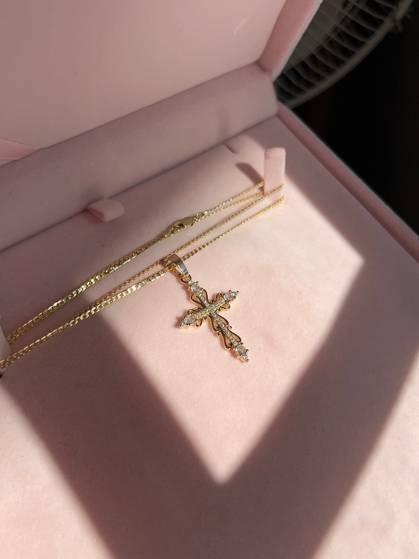 Collar Cruz Blanca Reina