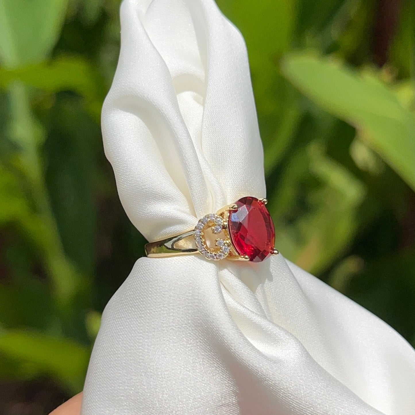 Anillo ovalado de círculo rojo