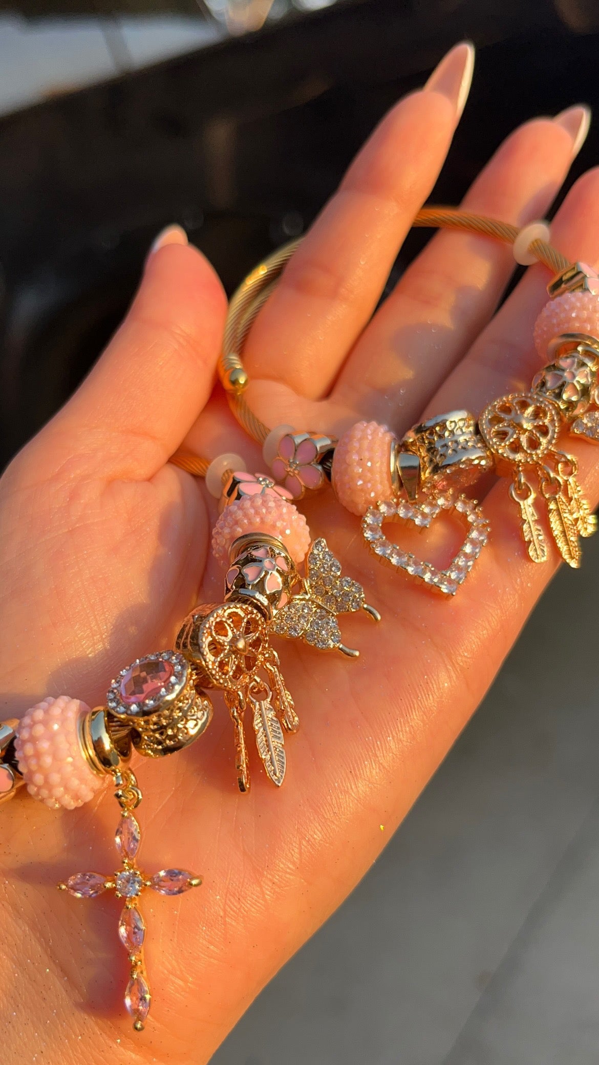 Pulseras con dijes de flores rosas