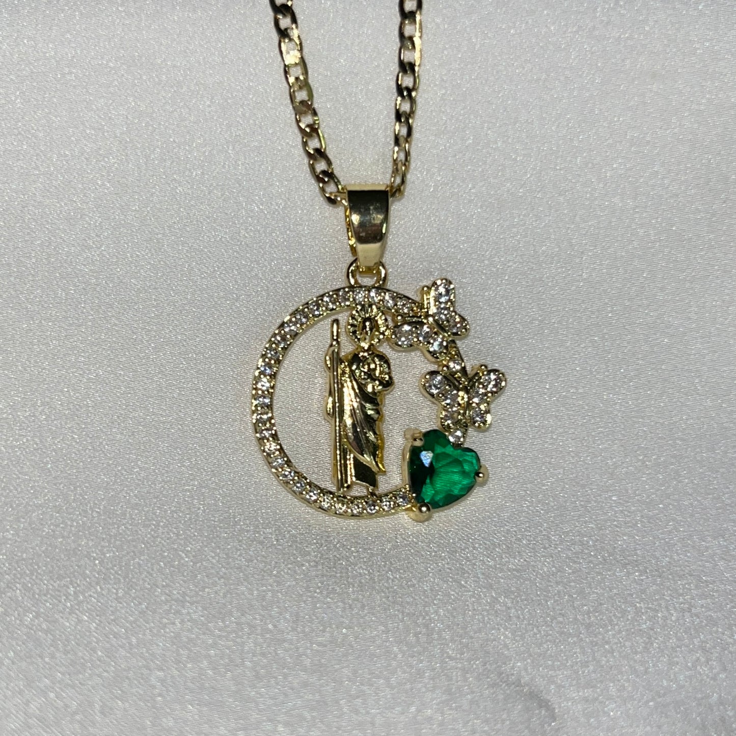 Collar de San Judas con dos mariposas en forma de círculo