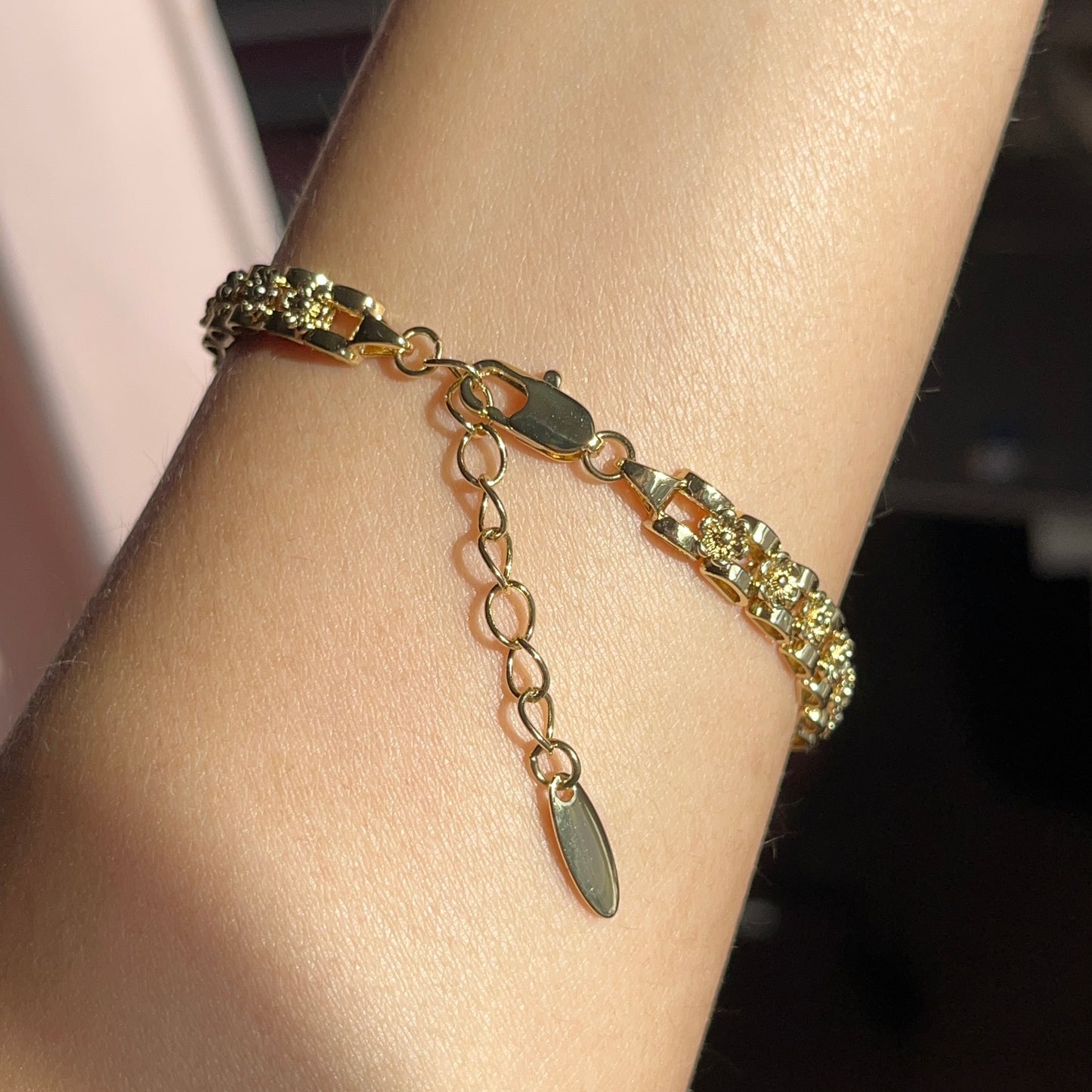 Pulsera Virgen María con Flores