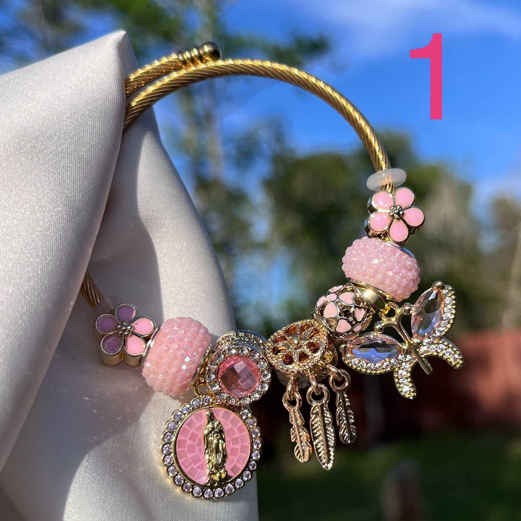 Pulseras con dijes de flores rosas