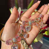 Pulsera con dijes de color rosa intenso