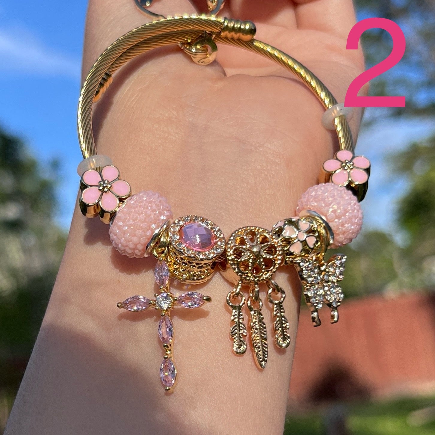 Pulseras con dijes de flores rosas