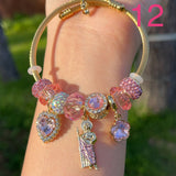 Pulsera con dijes de color rosa intenso