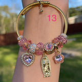 Pulsera con dijes de color rosa intenso