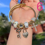 Pulsera de dijes blancos